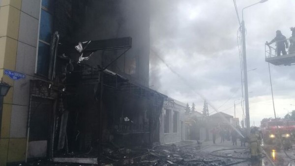 В Омске полыхает здание на 24-й Северной