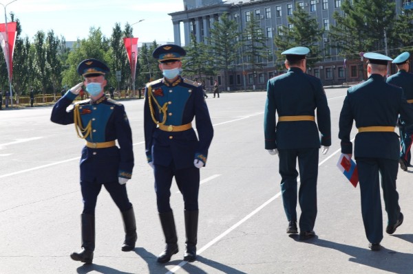 В Омске начался Парад Победы с четырьмя ветеранами В Омске начался Парад Победы с четырьмя ветеранами