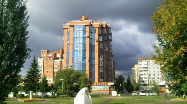 Жильцы элитной многоэтажки в центре Омска отвоевывают право на забор и газон