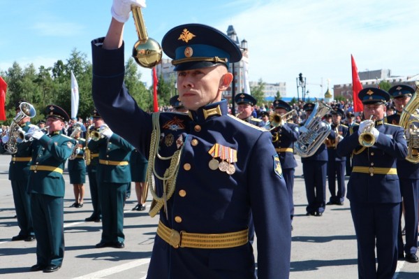 В Омске начался Парад Победы с четырьмя ветеранами В Омске начался Парад Победы с четырьмя ветеранами