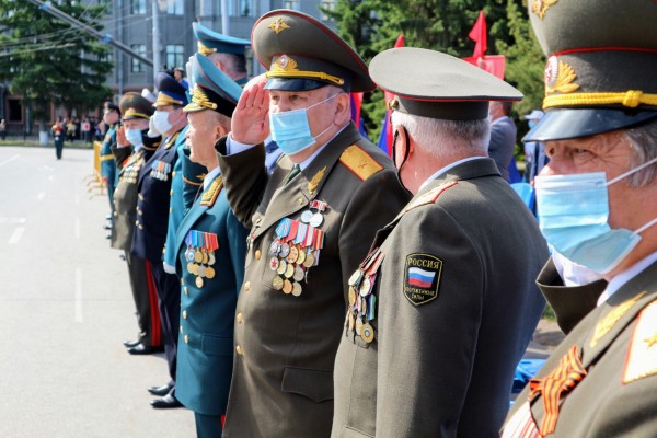 Шагом в масках! Как в Омске прошел самый необычный парад в истории 