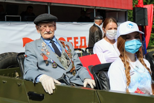 Шагом в масках! Как в Омске прошел самый необычный парад в истории 