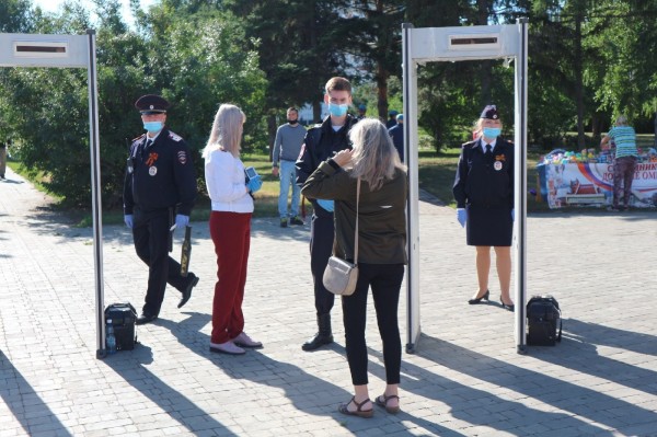 В Омске начался Парад Победы с четырьмя ветеранами В Омске начался Парад Победы с четырьмя ветеранами