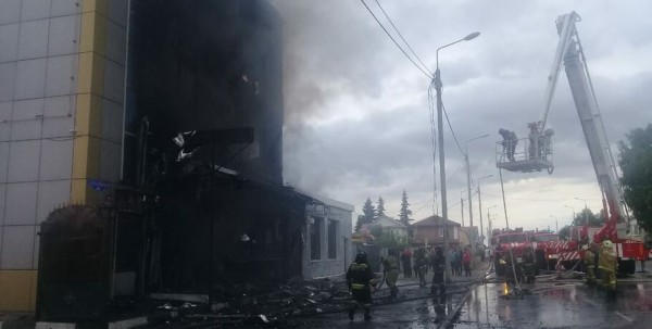 В Омске полыхает здание на 24-й Северной