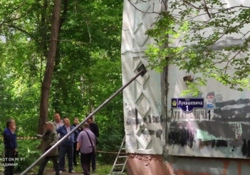 В Омске от девятиэтажки отваливается стена, но власти говорят, что ничего страшного не происходит