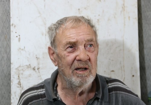 Суровая реальность: как омский пенсионер доживает свои дни в сыром и темном гараже