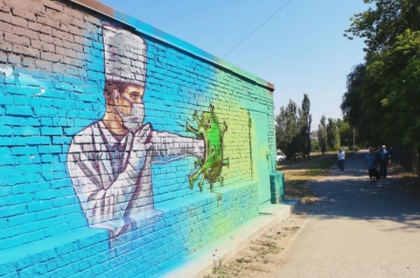 Настоящие герои. В Омске появились граффити, посвящённые подвигу медиков