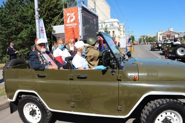 В Омске начался Парад Победы с четырьмя ветеранами В Омске начался Парад Победы с четырьмя ветеранами