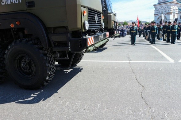 Шагом в масках! Как в Омске прошел самый необычный парад в истории 