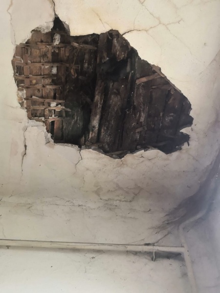 Спасайтесь сами. Аварийный дом может рухнуть в любой момент