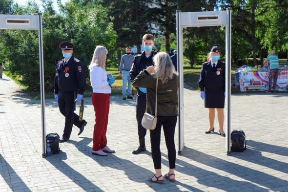 Шагом в масках! Как в Омске прошел самый необычный парад в истории 