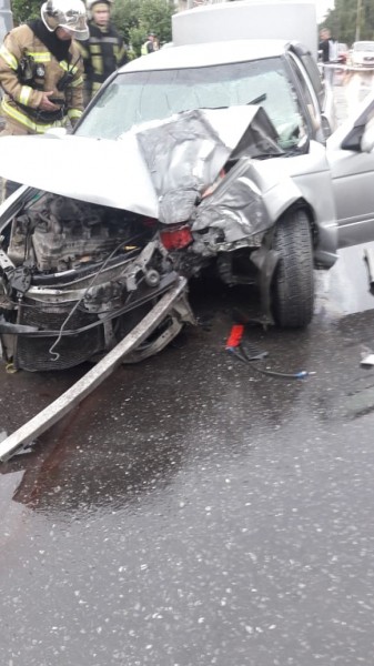 В Омске иномарка врезалась в столб - пострадали двое