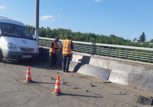 Омский Октябрьский мост: «Ковыряются три Васи»