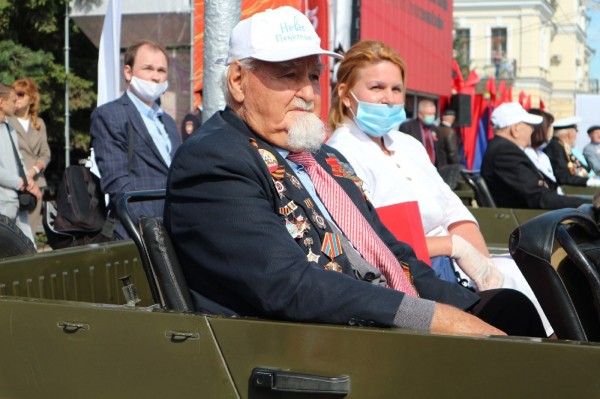 В Омске начался Парад Победы с четырьмя ветеранами В Омске начался Парад Победы с четырьмя ветеранами