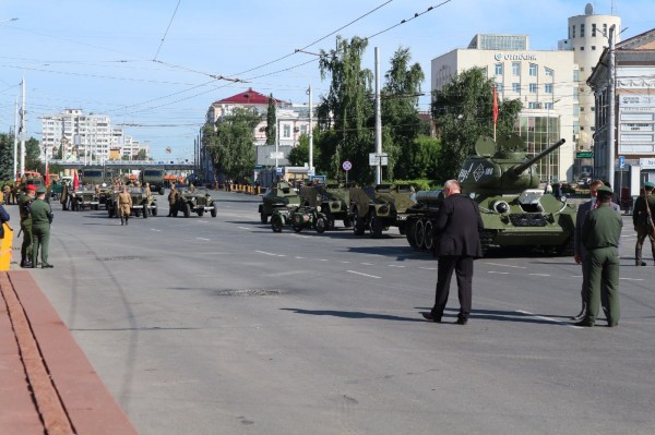 В Омске начался Парад Победы с четырьмя ветеранами В Омске начался Парад Победы с четырьмя ветеранами