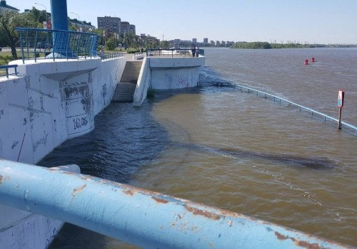 Половодье проверяет на прочность берега Иртышской набережной в Омске