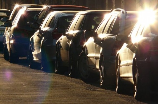 На омском Левобережье убирают незаконные парковки