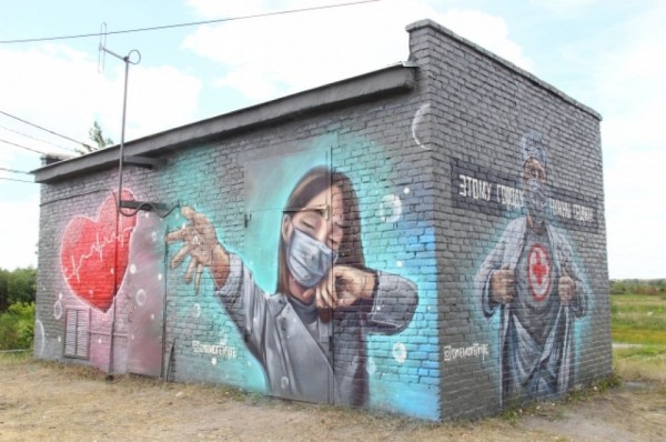 Настоящие герои. В Омске появились граффити, посвящённые подвигу медиков