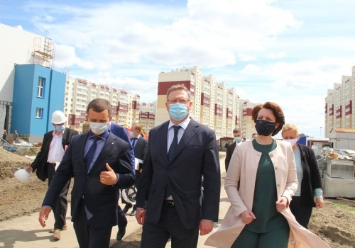 Пресс-служба Буркова «не заметила» на строительстве школы мэра Фадину?