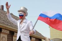 Жители Омска присоединились к флешмобу «Флаги России»