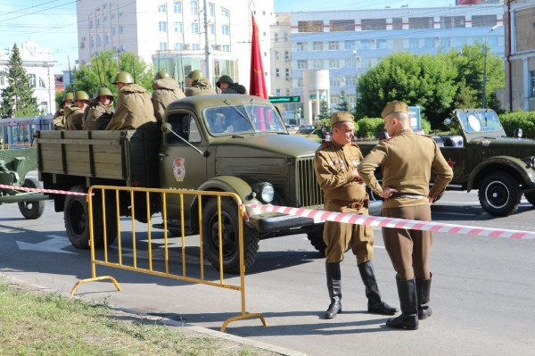 В Омске начался Парад Победы с четырьмя ветеранами В Омске начался Парад Победы с четырьмя ветеранами