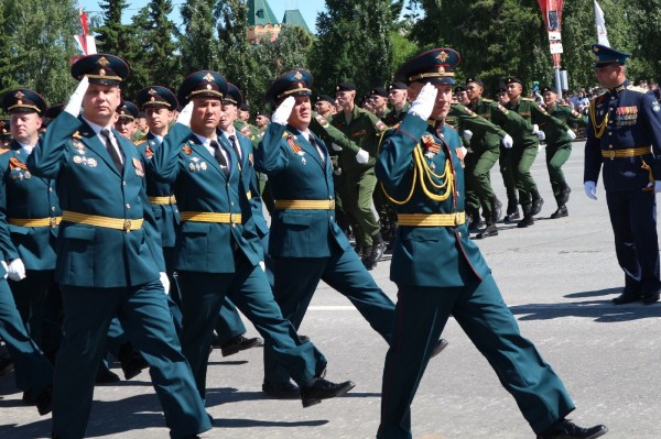 В Омске начался Парад Победы с четырьмя ветеранами В Омске начался Парад Победы с четырьмя ветеранами