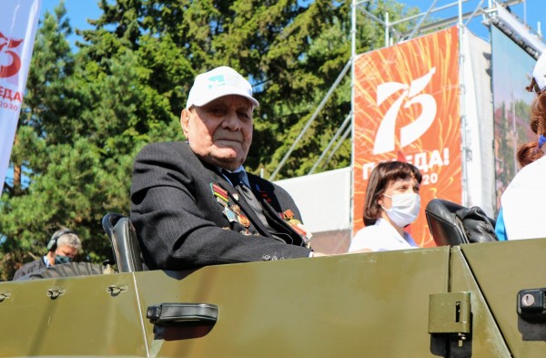 Шагом в масках! Как в Омске прошел самый необычный парад в истории 