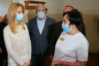 Омские медики получили доплаты за борьбу с коронавирусом