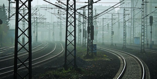 В Омской области под поезд попала женщина