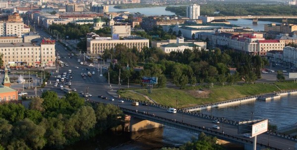 В центре Омска столкнулись несколько автомобилей, грузовик и автобус