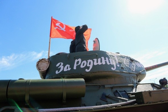 Шагом в масках! Как в Омске прошел самый необычный парад в истории 