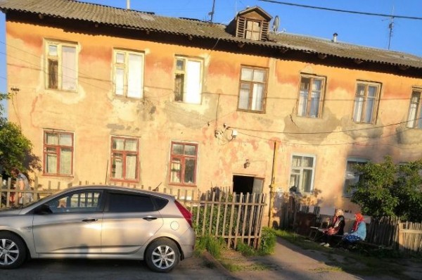 Спасайтесь сами. Аварийный дом может рухнуть в любой момент