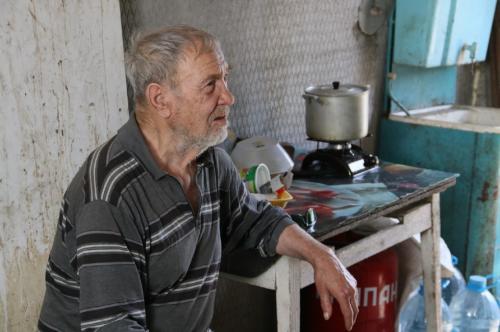 Суровая реальность: как омский пенсионер доживает свои дни в сыром и темном гараже