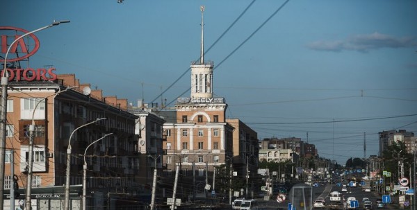 В Омске портящие вид провода закопают под землю