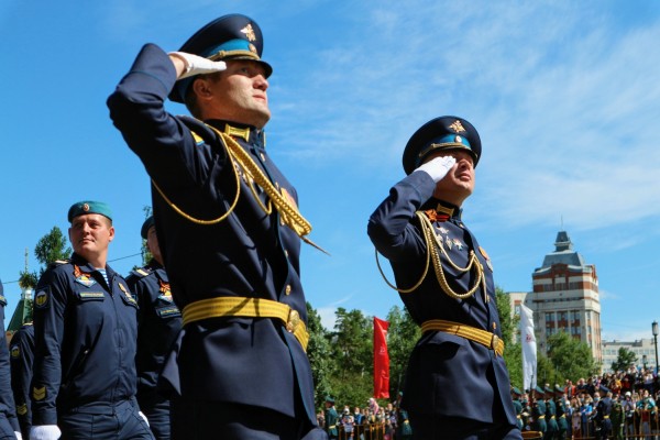 Шагом в масках! Как в Омске прошел самый необычный парад в истории 