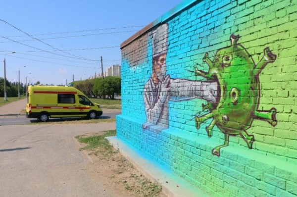 Настоящие герои. В Омске появились граффити, посвящённые подвигу медиков