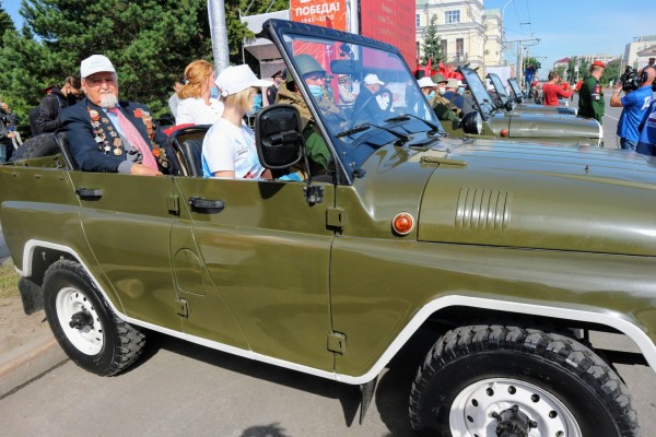 Шагом в масках! Как в Омске прошел самый необычный парад в истории 