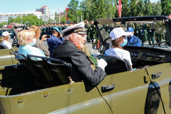 Шагом в масках! Как в Омске прошел самый необычный парад в истории 