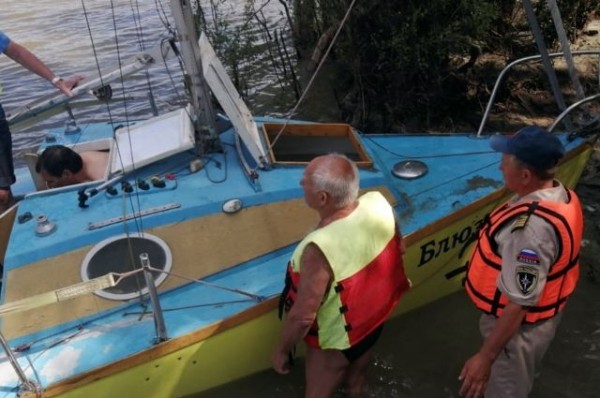 В Омске сотрудники МЧС спасли людей с перевернувшегося судна