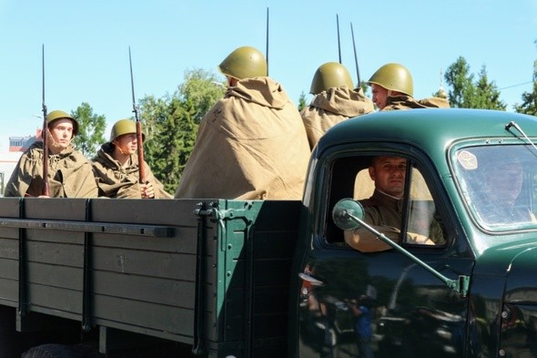 Шагом в масках! Как в Омске прошел самый необычный парад в истории 