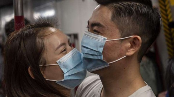 Омские власти запретили омичам целоваться во время эпидемии