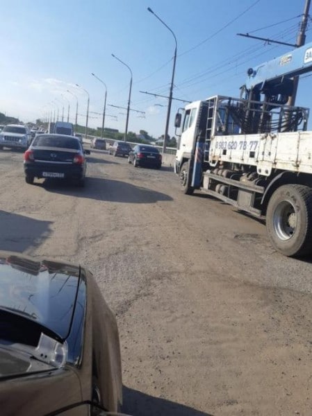 Омский Октябрьский мост: «Ковыряются три Васи»