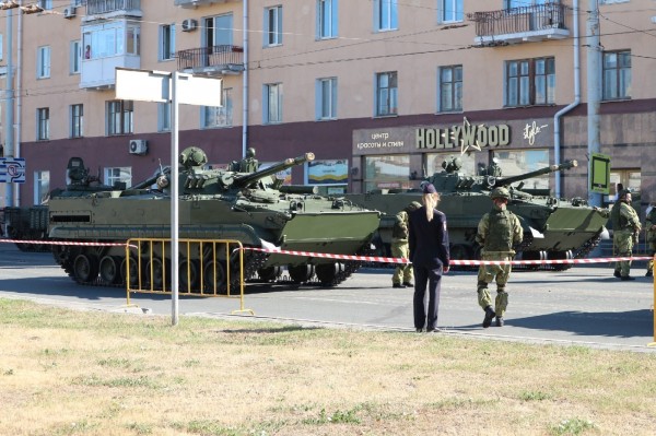 В Омске начался Парад Победы с четырьмя ветеранами В Омске начался Парад Победы с четырьмя ветеранами
