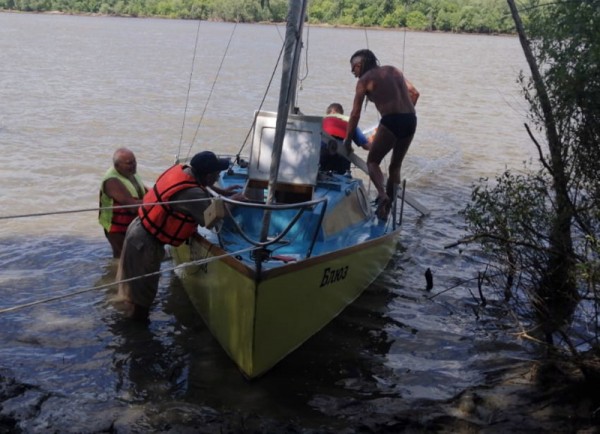 На Иртыше спасли людей с тонувшей яхты На Иртыше спасли людей с тонувшей яхты
