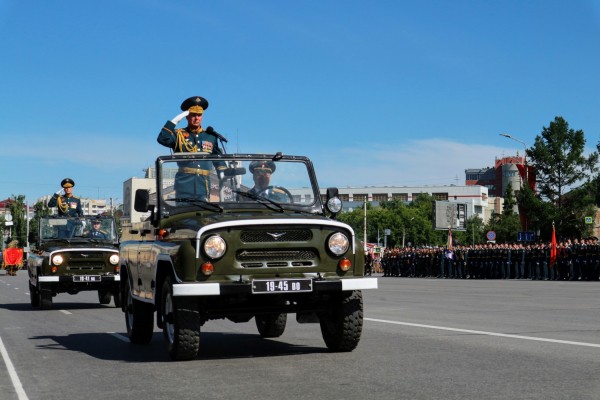 Шагом в масках! Как в Омске прошел самый необычный парад в истории 
