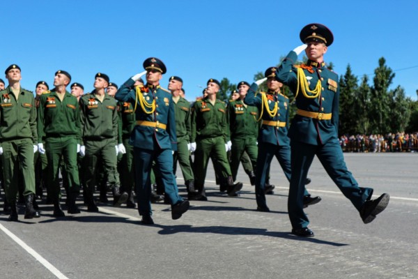 Шагом в масках! Как в Омске прошел самый необычный парад в истории 