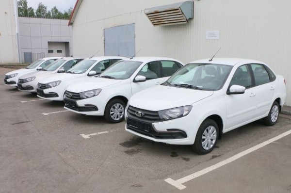 Пять омских избирателей смогут уехать домой на новой  LADA Granta