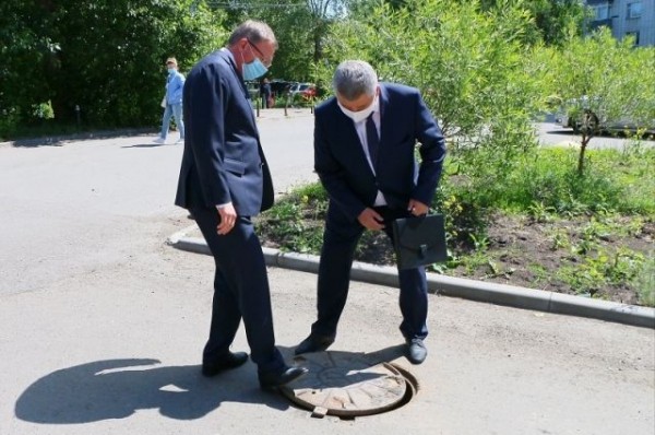 Губернатор Александр Бурков проверил, как в Омске убирают мусор