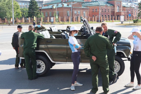 В Омске начался Парад Победы с четырьмя ветеранами В Омске начался Парад Победы с четырьмя ветеранами