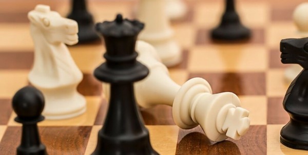 Омич Владислав Артемьев вышел в четвертьфинал престижного шахматного онлайн-турнира